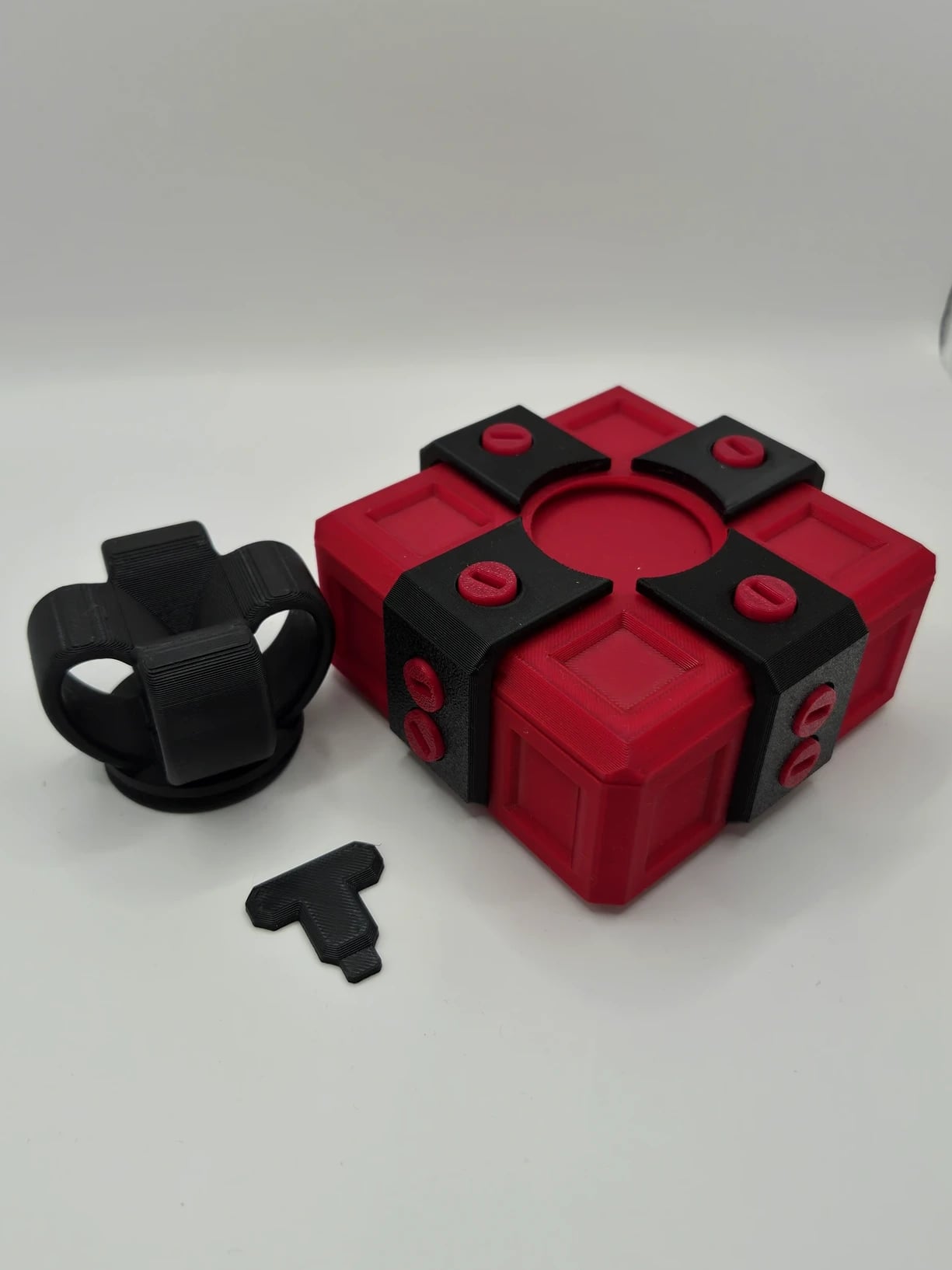 Małe czerwone pudełko na prezent z czarną kokardą – łamigłówka 3D - zdjęcie 3