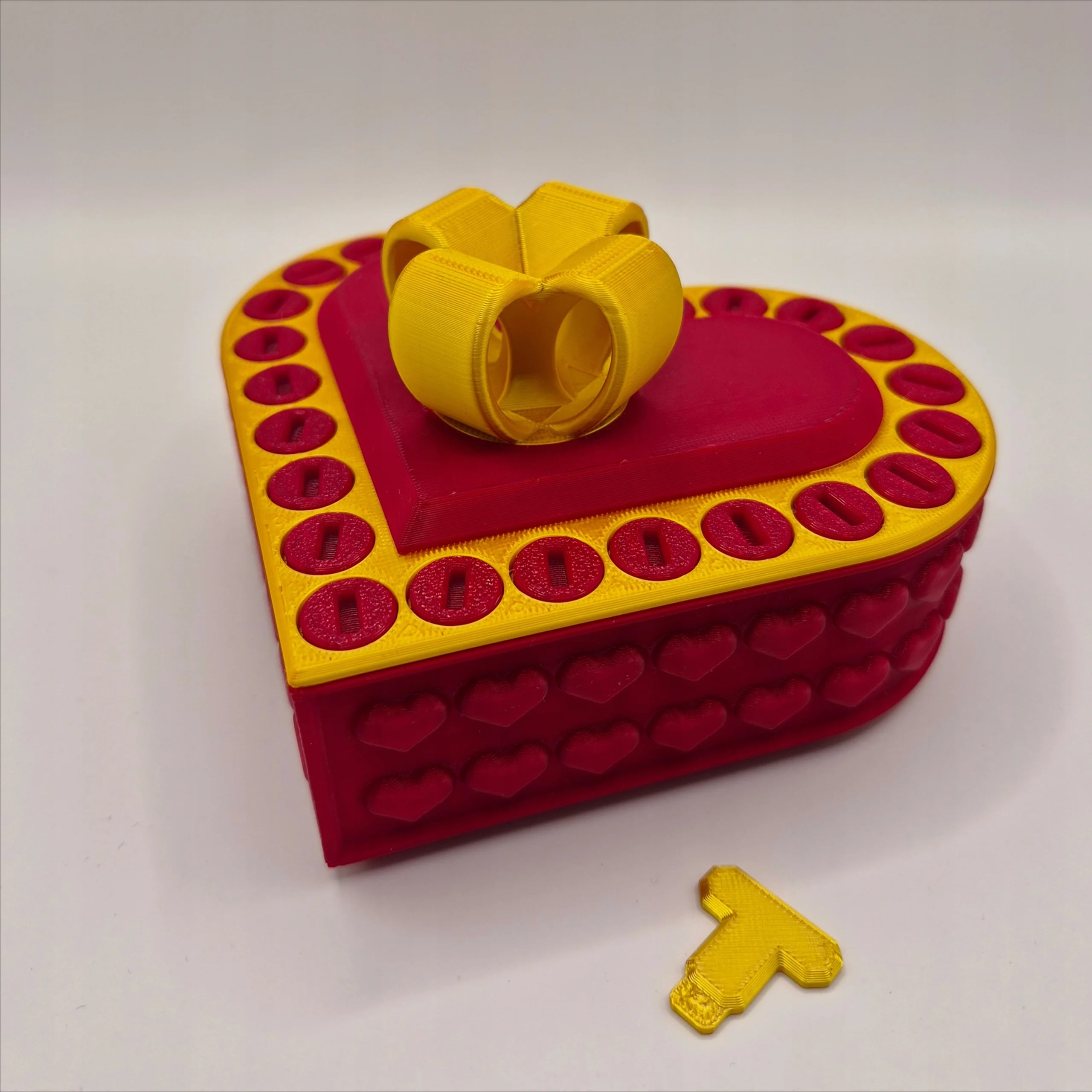 Skręcane pudełko w kształcie serca z kokardą na prezent łamigłówka - zdjęcie 1